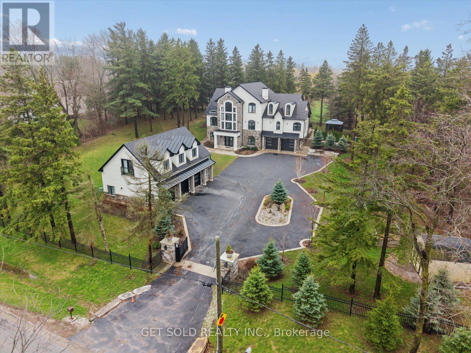 5040- Mount Nemo Crescent